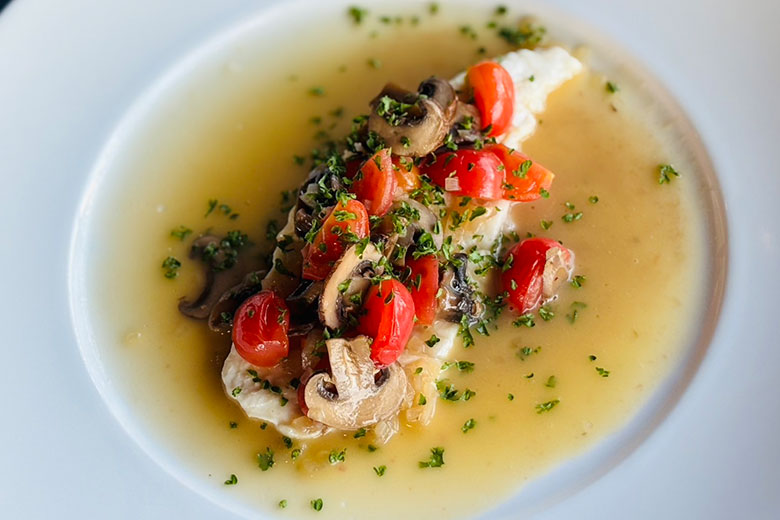 白身魚のマッシュルームソース添え